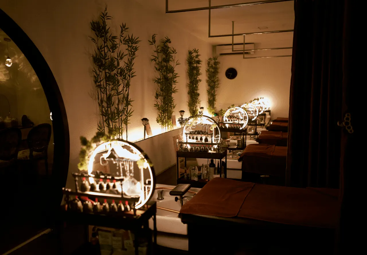 Khách hàng thư giãn tại Nails Spa Quận 1