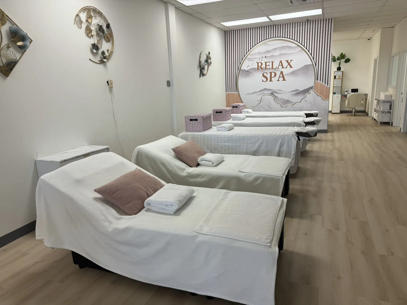 Khách hàng thư giãn tại RELAX SPA