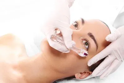 Khách hàng thư giãn tại UNIQUE SKINCARE