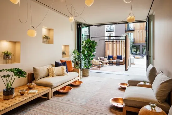 Khách hàng thư giãn tại SOL Spa