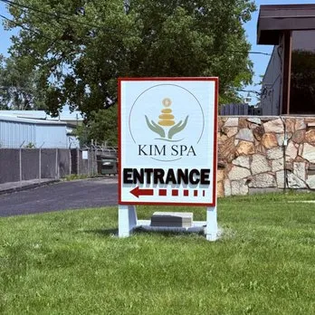 Khách hàng thư giãn tại Kim Spa & Beauty