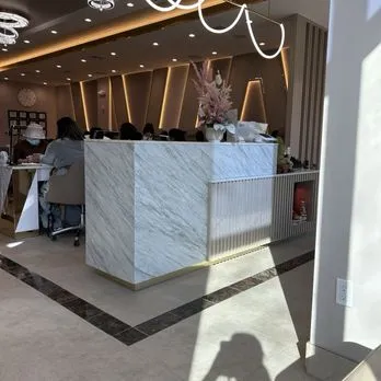 Khách hàng thư giãn tại Ly Ly Nail Spa