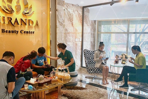 Khách hàng thư giãn tại Miranda Beauty Center