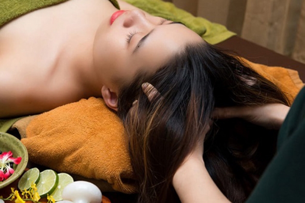 Khách hàng thư giãn tại Gội Đầu Dưỡng Sinh Thảo Dược