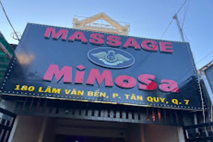 Khách hàng thư giãn tại Massage Mimosa