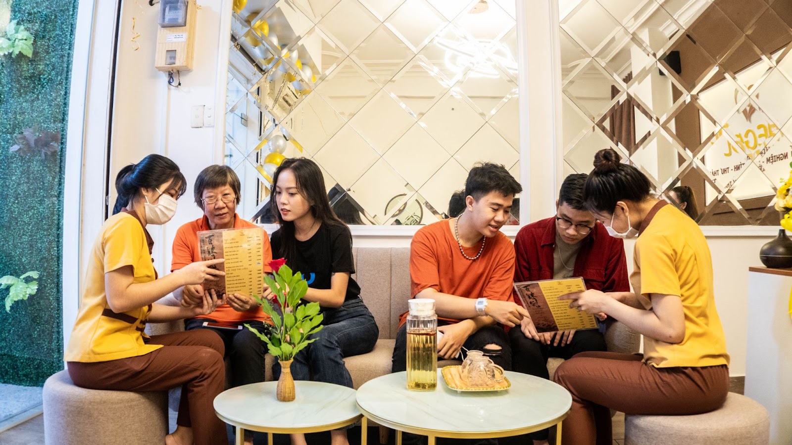 Khách hàng thư giãn tại Dưỡng Sinh Đông Y Hegol