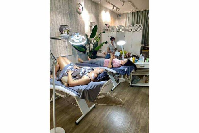 Khách hàng thư giãn tại Oshora Organic Clinic & Spa