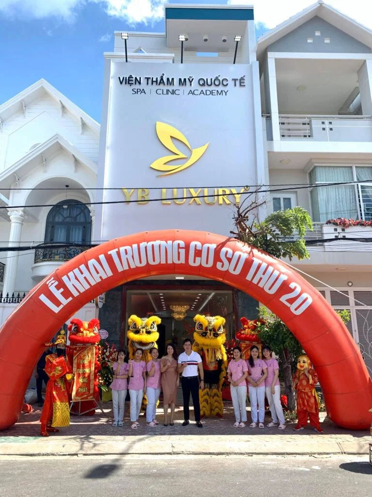 Khách hàng thư giãn tại YB SPA