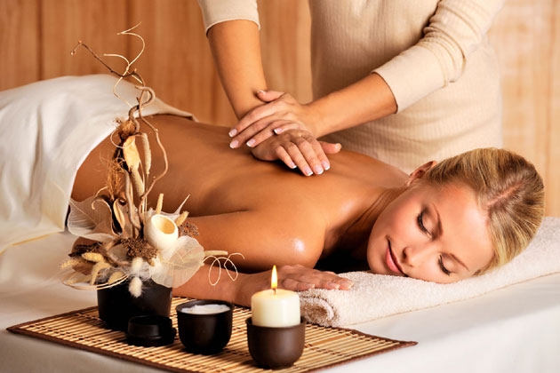 Khách hàng thư giãn tại Massage Ánh My