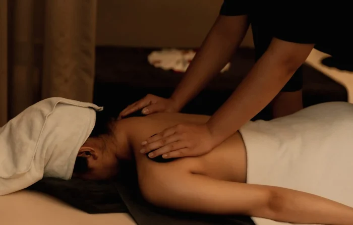 Khách hàng thư giãn tại MOMIJI Spa