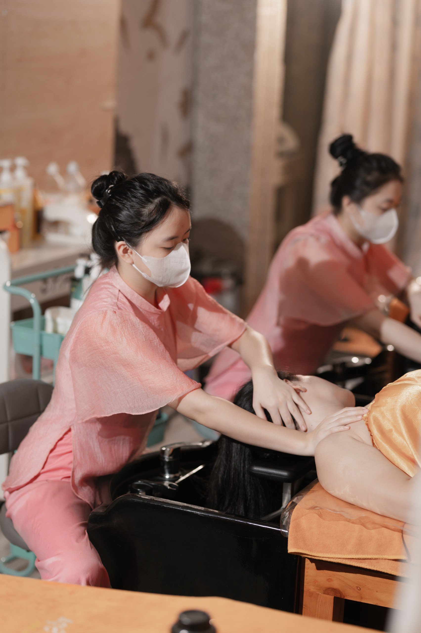 Khách hàng thư giãn tại AN NHIÊN SPA