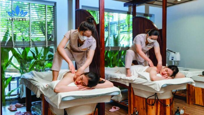 Khách hàng thư giãn tại Massage Quang Thư