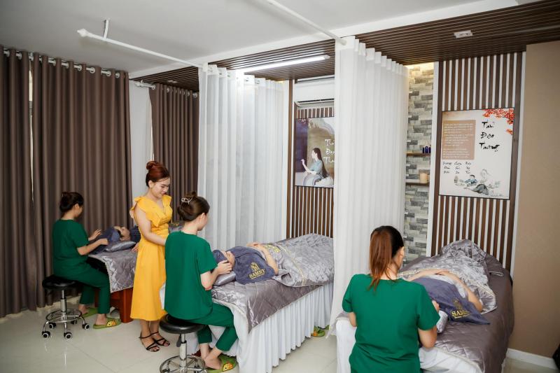 Khách hàng thư giãn tại Sammy Beauty Clinic & Spa Quận 8