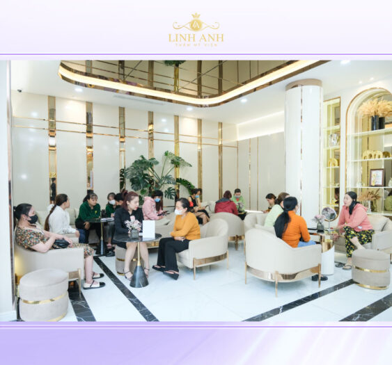 Khách hàng thư giãn tại Thẩm Mỹ Viện Linh Anh