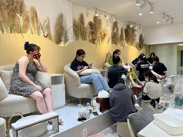 Khách hàng thư giãn tại Queen Nail