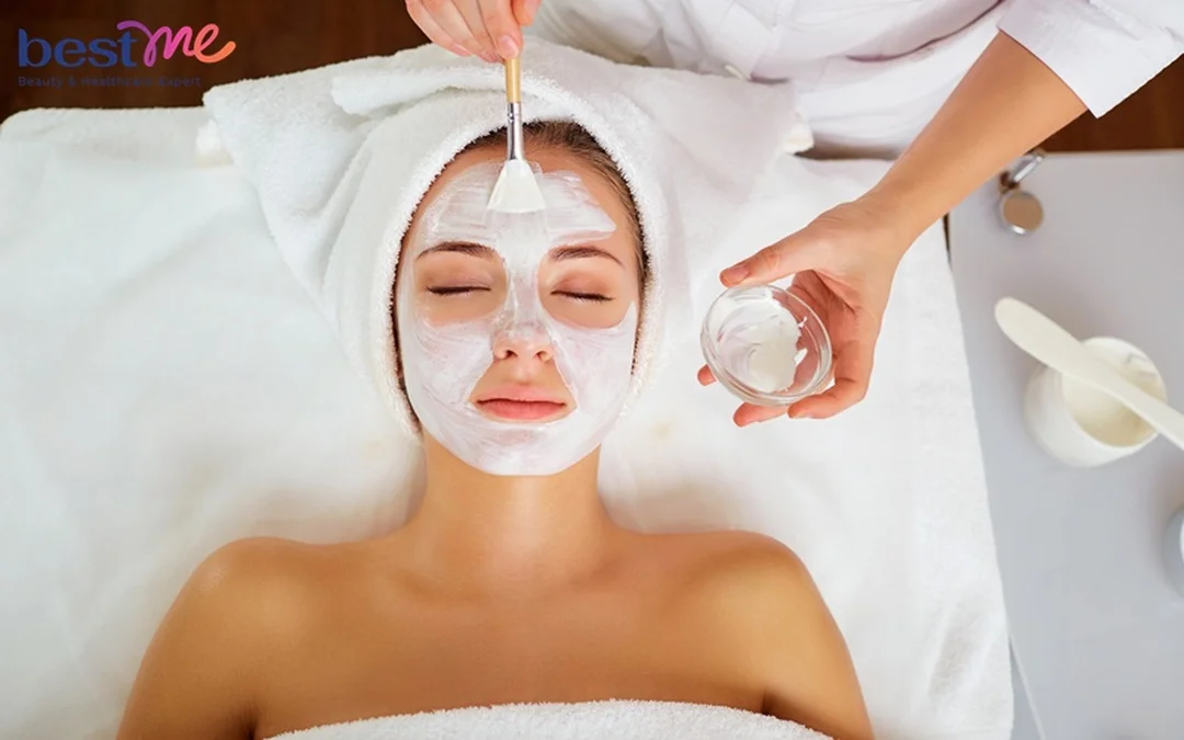 ảnh đắp mặt nạ chăm sóc da thư giãn tại spa