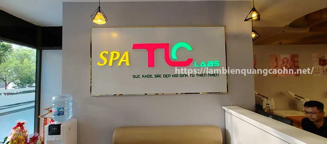 biển quảng cáo spa chăm sóc da sang trọng với tông hồng nhẹ