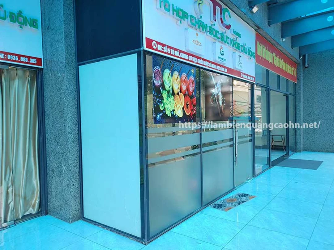 biển quảng cáo spa chăm sóc da trong nhà với logo phát sáng