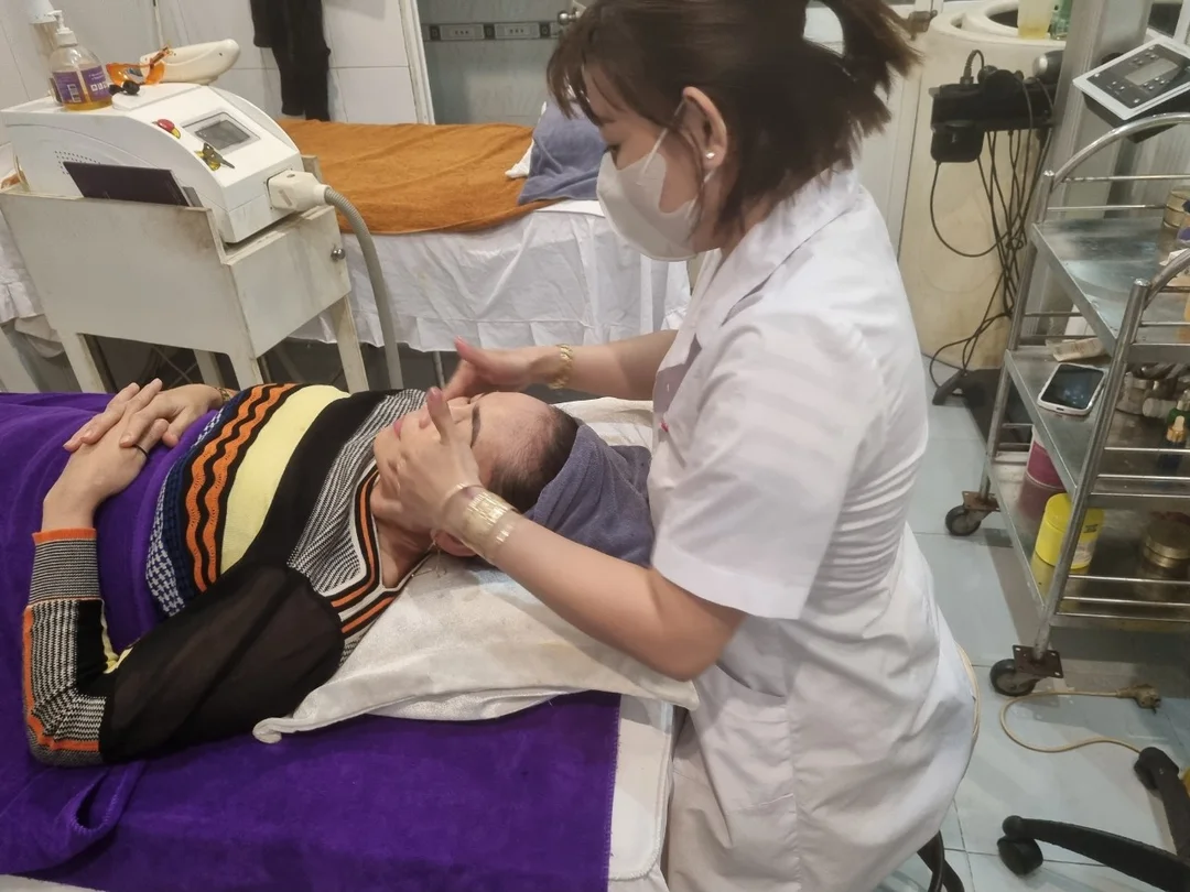 các bước chăm sóc da ban ngày tối giản và đầy đủ