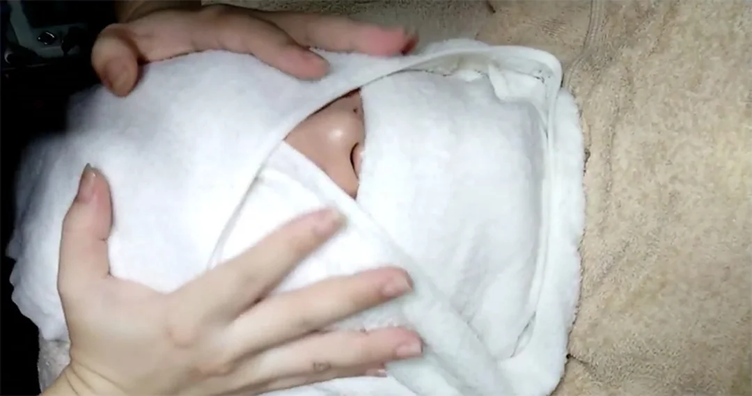 các bước chăm sóc da cơ bản tại spa khi đắp khăn ấm làm dịu da