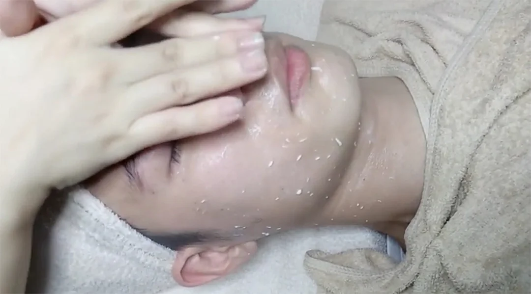 các bước chăm sóc da cơ bản tại spa khi thoa kem dưỡng khóa ẩm cuối buổi