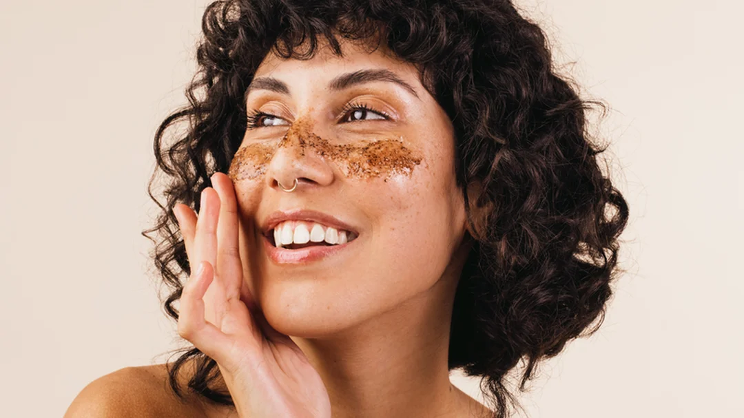 cách chăm sóc da dầu mụn bằng tẩy da chết hóa học hợp lý