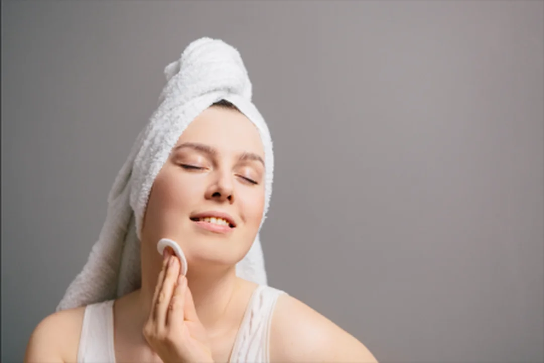 cách chăm sóc da dầu mụn bằng tẩy trang dịu nhẹ buổi tối