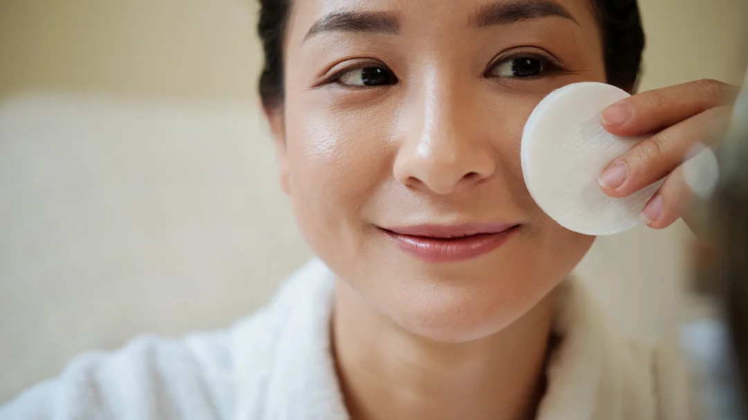 cách chăm sóc da dầu mụn bằng toner hoặc bước cân bằng da