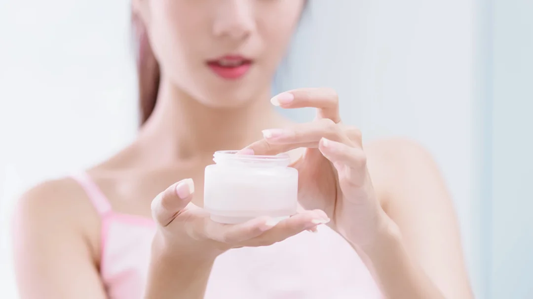 cách chăm sóc da dầu mụn buổi tối với bước dưỡng ẩm phục hồi