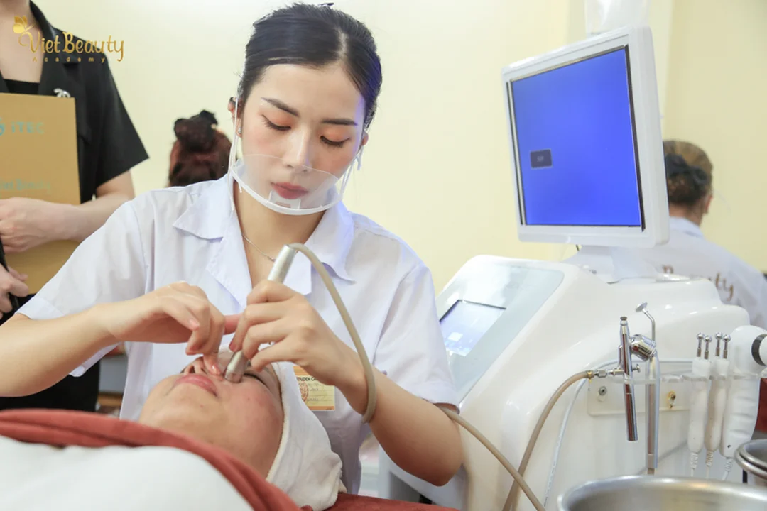học spa chăm sóc da thực hành kỹ thuật massage mặt