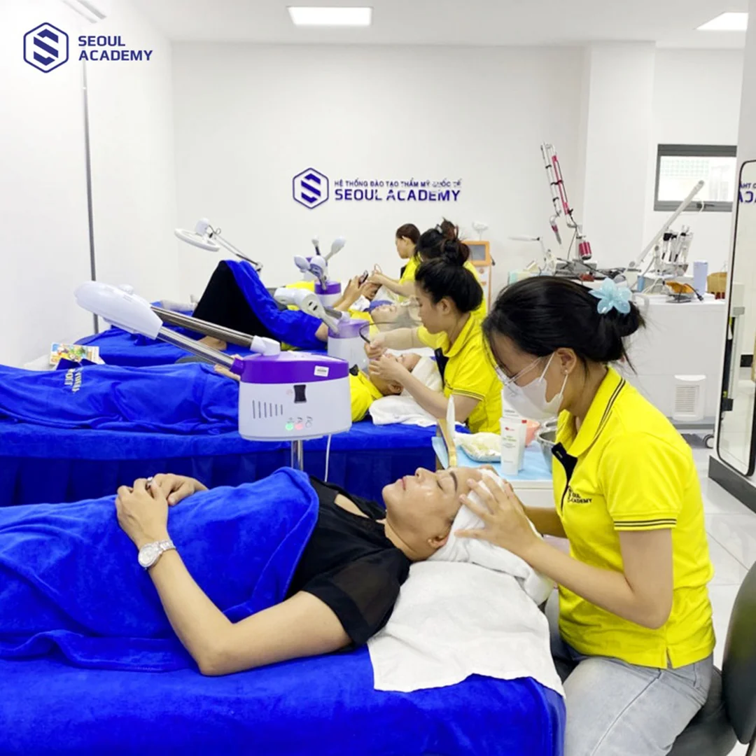 học spa chăm sóc da với giảng viên hướng dẫn thao tác thực tế