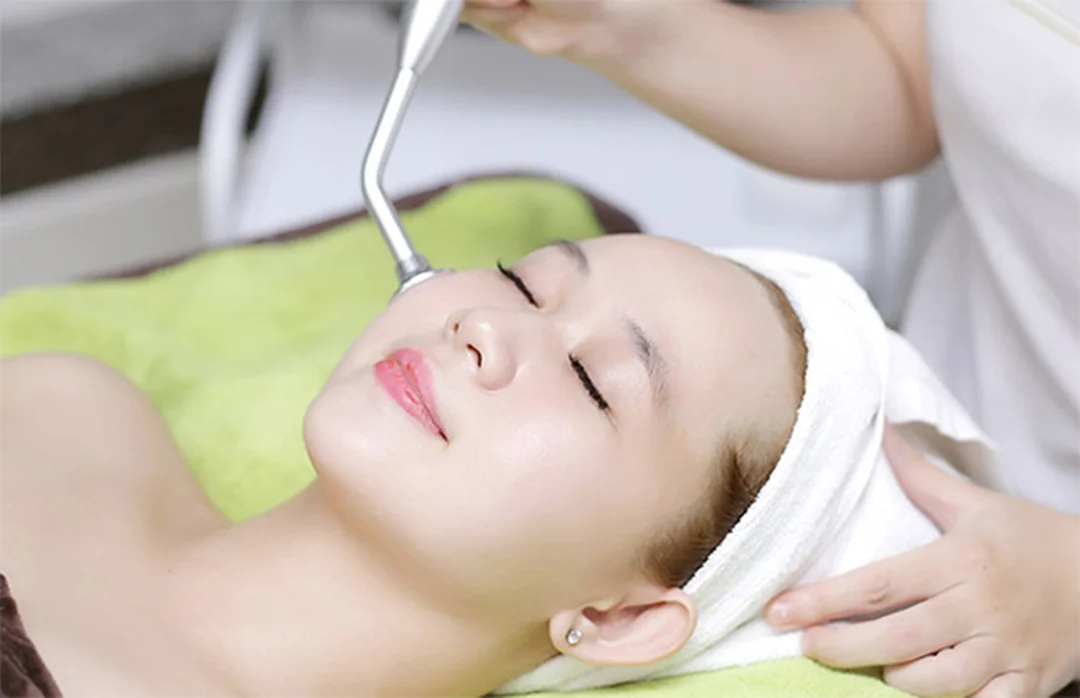 khách hàng chăm sóc da mặt công nghệ cao tại spa khi tìm viện chăm sóc da nano