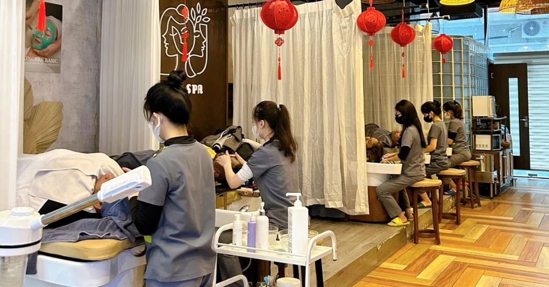 khách hàng trải nghiệm liệu trình chăm sóc da spa