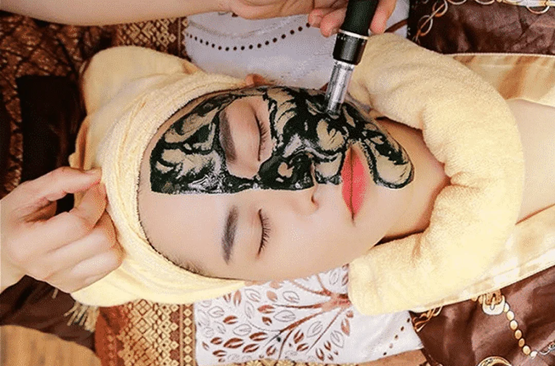 Minh họa chăm sóc da sau khi cấy tảo xoắn tại nhà