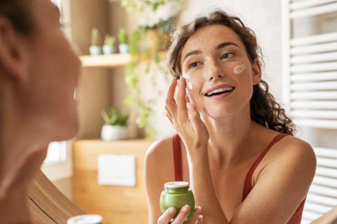 quy trình chăm sóc da cơ bản với bước làm sạch và dưỡng ẩm