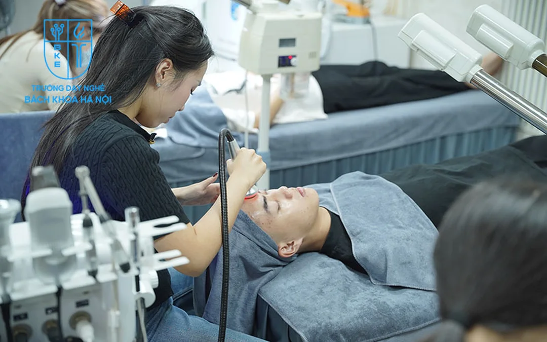 so sánh học chăm sóc da cá nhân và nghề spa