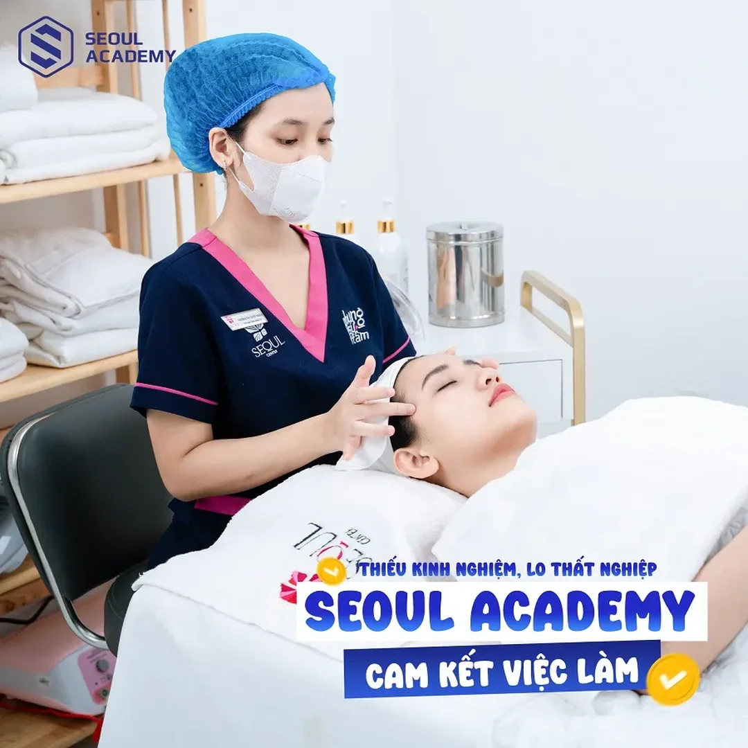 thực hành kỹ thuật massage mặt trong lớp học chăm sóc da