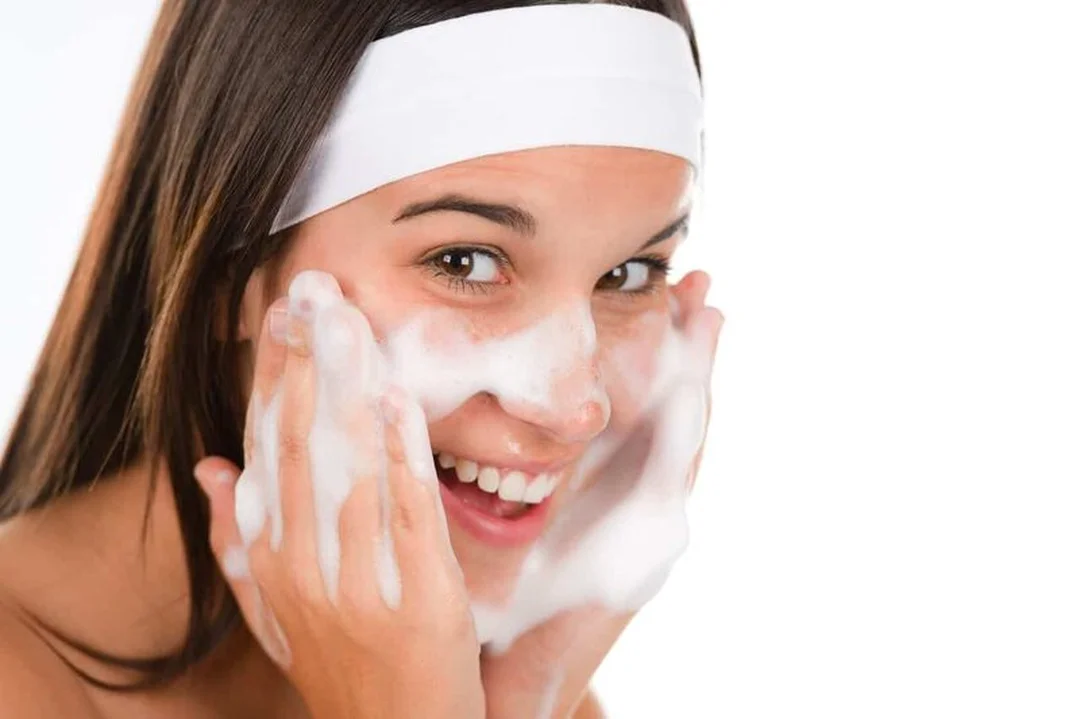 các bước chăm sóc da buổi tối bắt đầu bằng tẩy trang và rửa mặt