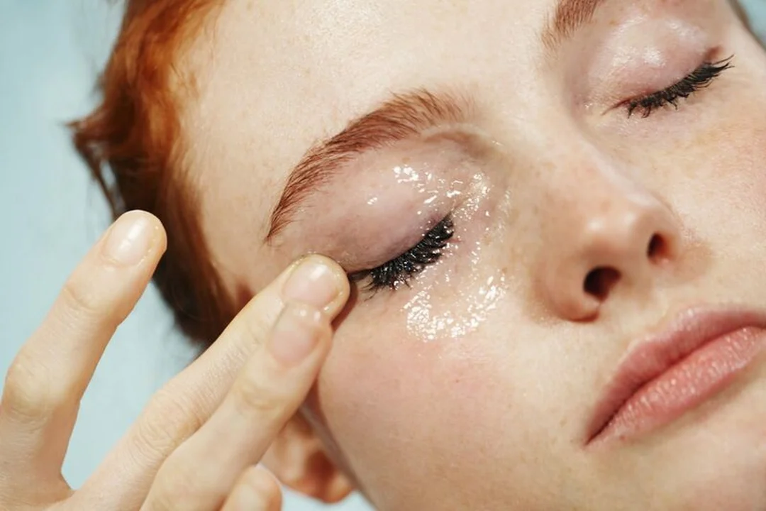 các bước chăm sóc da mặt chuyên sâu với vùng mắt và dưỡng ẩm