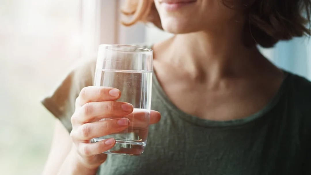 cách chăm sóc da mặt tự nhiên bằng uống nước và vận động