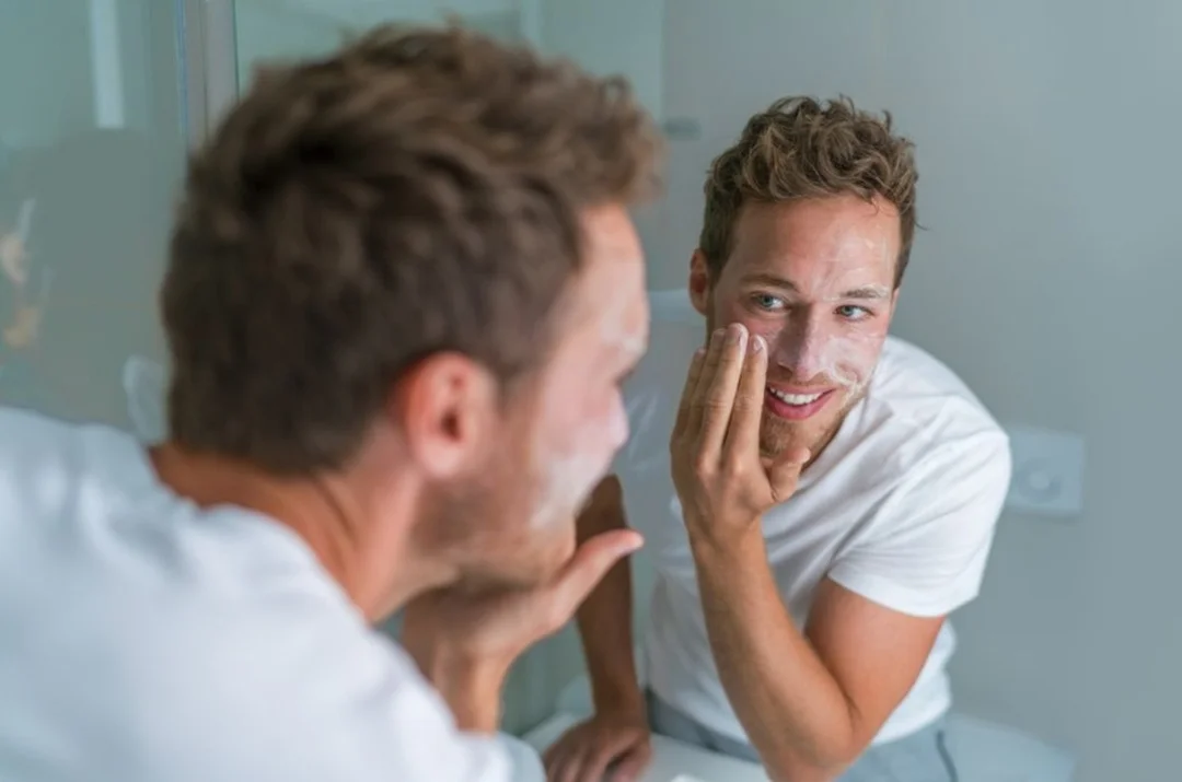 chăm sóc da cho nam giúp kiểm soát dầu nhờn và mụn