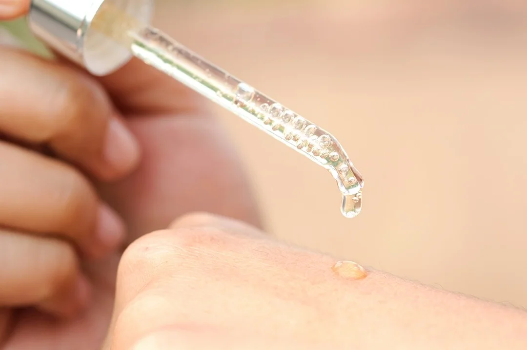 chăm sóc da cho nam với serum và sản phẩm phục hồi phù hợp