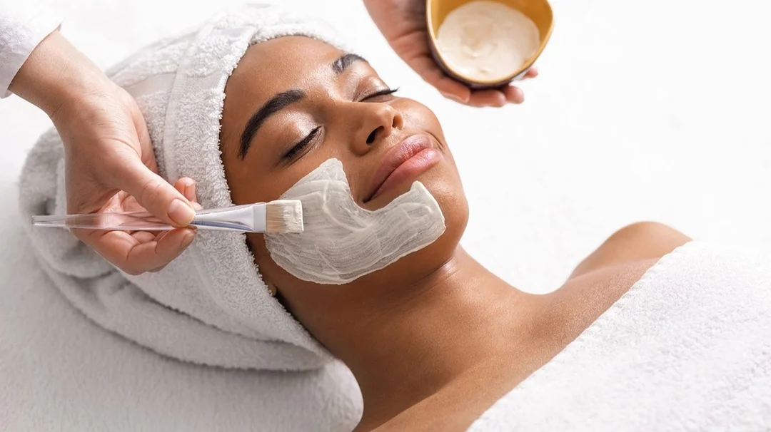 liệu trình chăm sóc da mặt có thể kết hợp làm sạch sâu và đắp mặt nạ