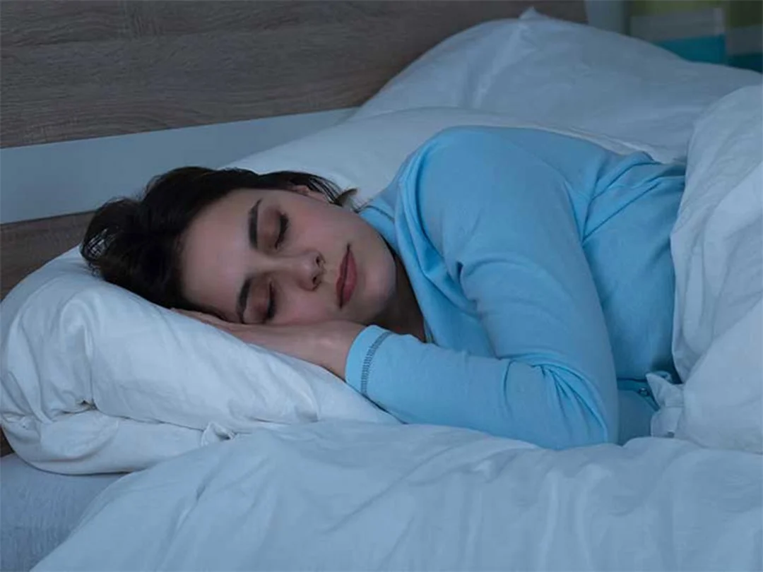 quy trình chăm sóc da mụn hàng ngày kết hợp ngủ đủ giấc