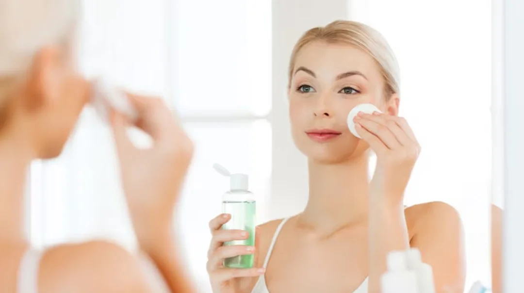 quy trình chăm sóc da mụn hàng ngày với bước tẩy trang dịu nhẹ